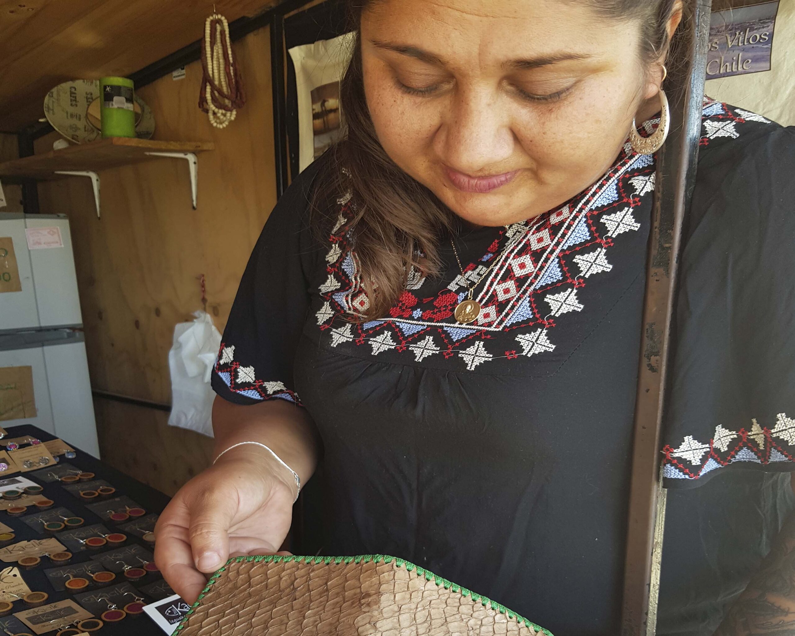 Pescadora de Los Vilos realiza innovadora artesanía y joyas con cuero de pescado