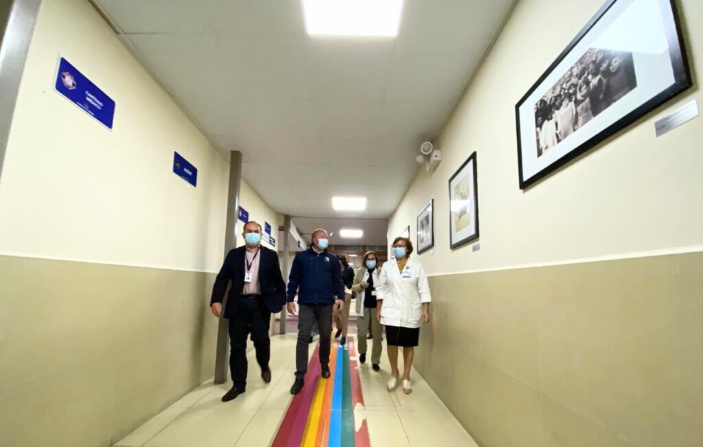 Intendente visita Hospital de La Serena y reconoce a trabajadores de la salud por su labor en la pandemia