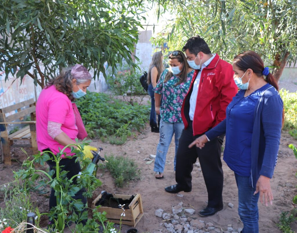 Vecinos de Tierras Blancas aprenden técnicas de reciclaje y compostaje para crear huerta comunitaria