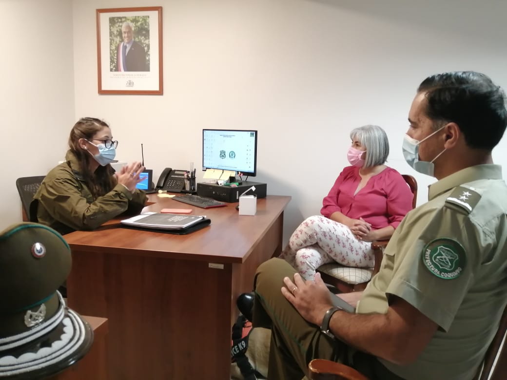 María Paz Valdés, la primera mujer oficial de Carabineros a cargo de la Sección de Encargo y Búsqueda de Vehículos y Personas en la región de Coquimbo