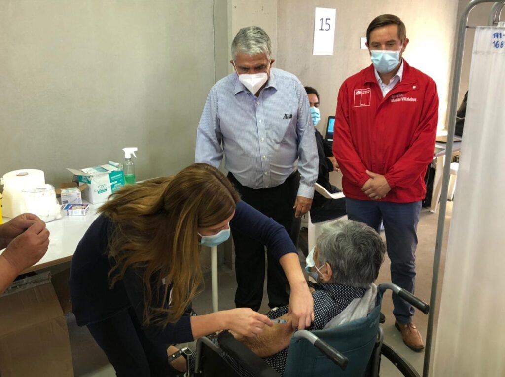 Con una alta cantidad de personas se inició el proceso de vacunación contra el Covid-19 en Ovalle