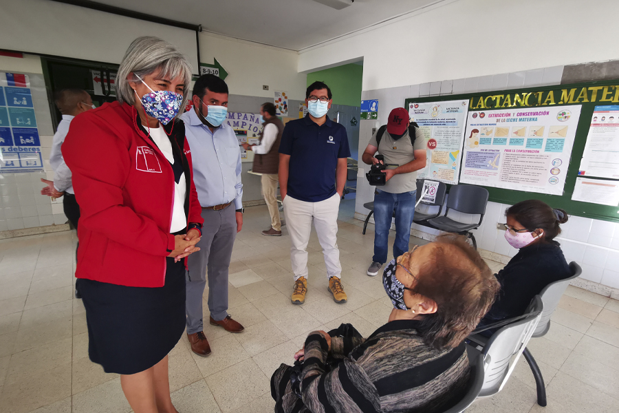 Sin aglomeraciones y en tranquilidad adultos mayores de Monte Patria se vacunan contra el Covid-19