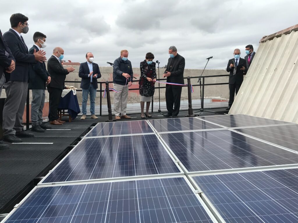 Colegio Salesianos promueve las energías renovables en la formación de estudiantes inaugurando planta fotovoltaica