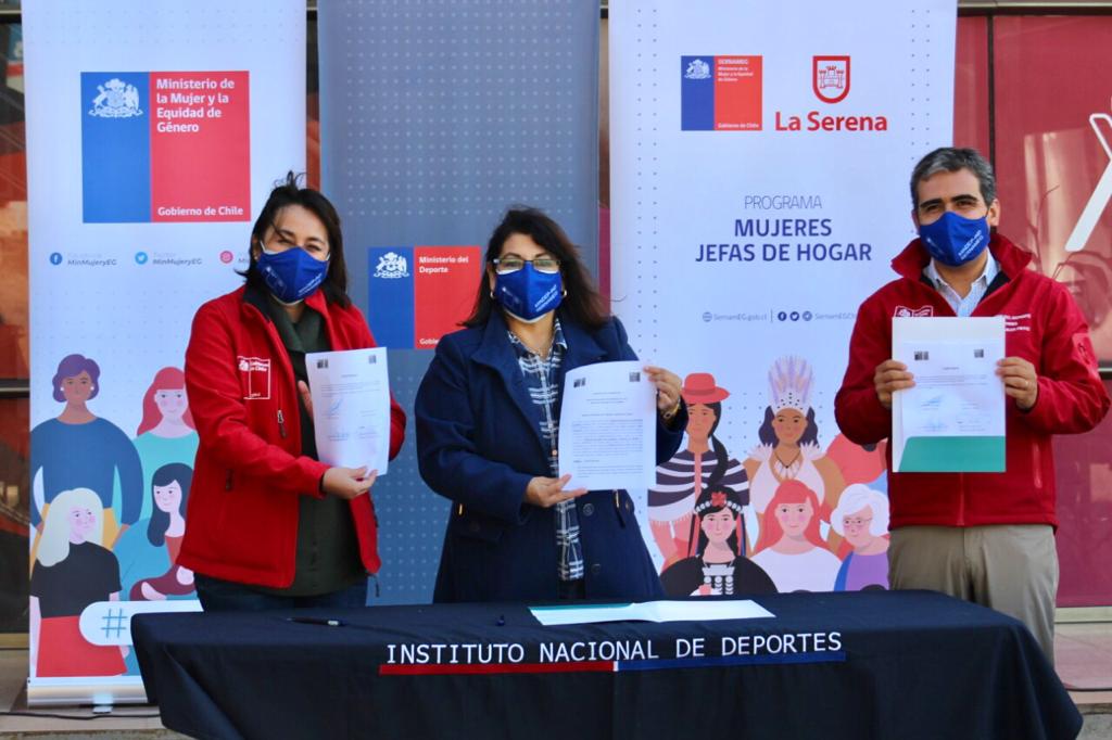 Mujeres podrán acceder a taller de artes marciales y zumba gracias a alianza entre IND y SernamEG