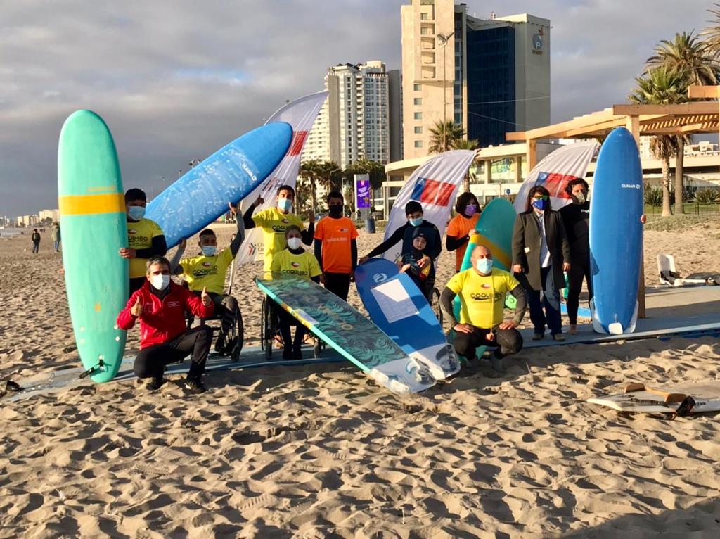 MINDEP ENTREGA  TABLAS DE APRENDIZAJE  E INSTALA TALLER PARA  SURFISTAS ADAPTADOS