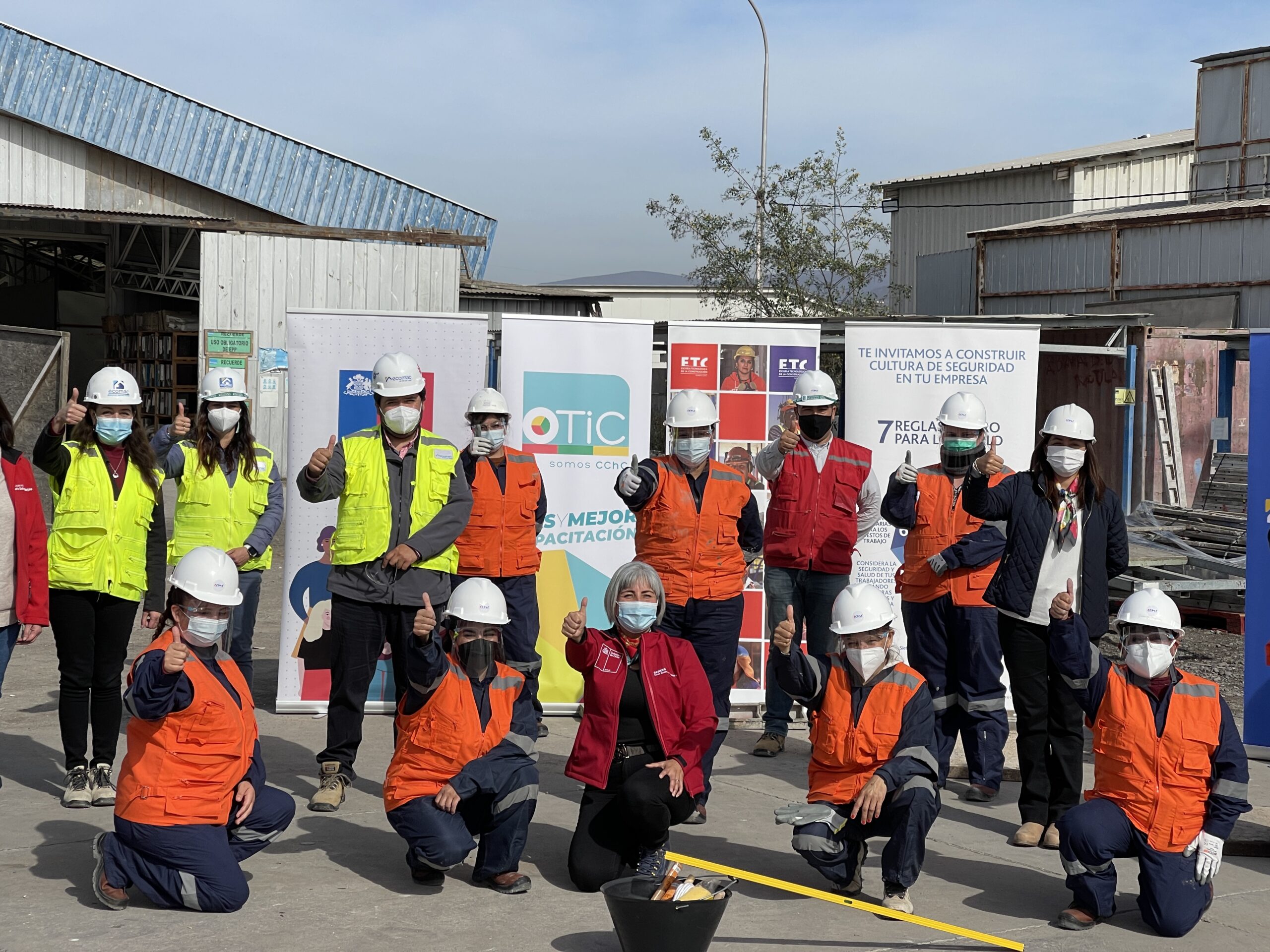 Mujeres de la región se capacitan en curso de ceramista para integrarse laboralmente a la industria de la construcción