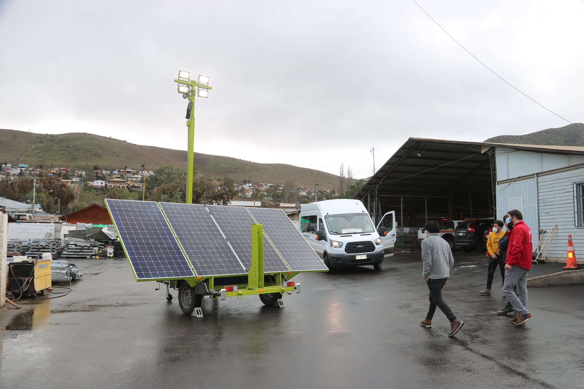 Salamanquino crea innovador equipo de iluminación portátil que funciona con luz solar