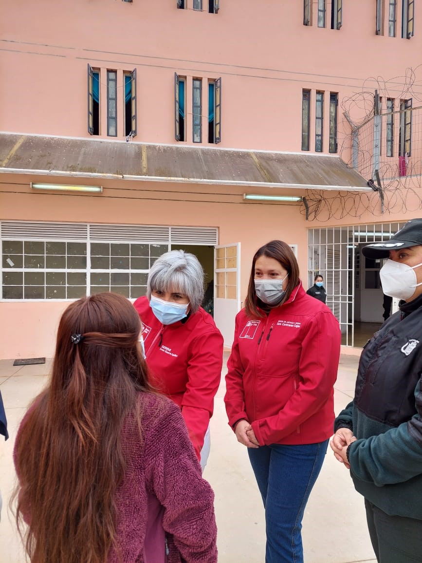 ENTREGA ÚTILES DE ASEO PARA INTERNAS DE HUACHALALUME