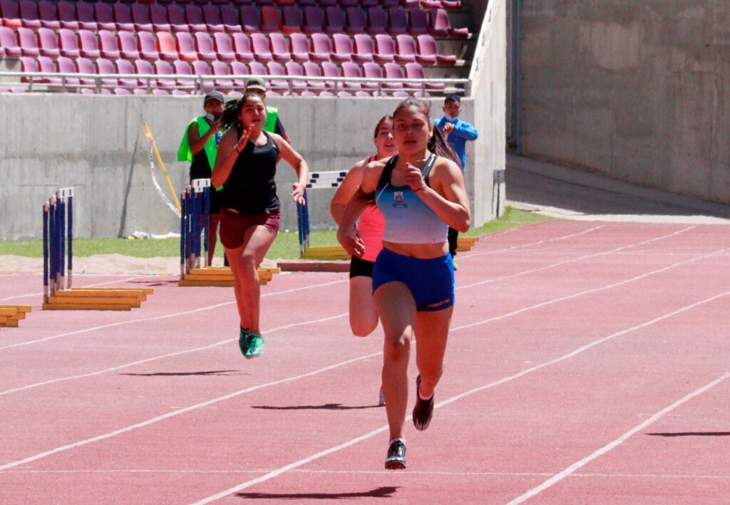 UNA VEZ MÁS EL ATLETISMO ESCOLAR BRILLÓ EN LA PORTADA.