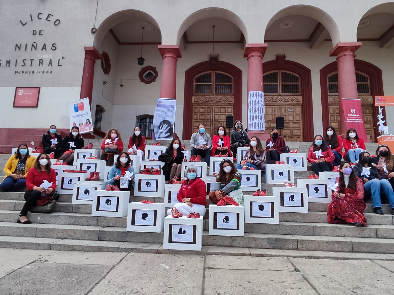 “No estamos todas”: La muestra en homenaje a las mujeres víctimas de femicidio consumado que llama a la reflexión