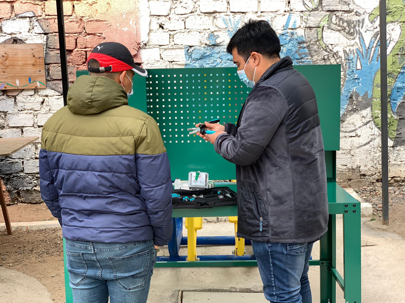 Jóvenes que cumplen sanción en el Centro Semicerrado de La Serena aprenden sobre electricidad domiciliaria