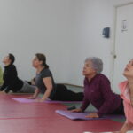 Mujeres de la conurbación practican yoga gracias a taller del IND.