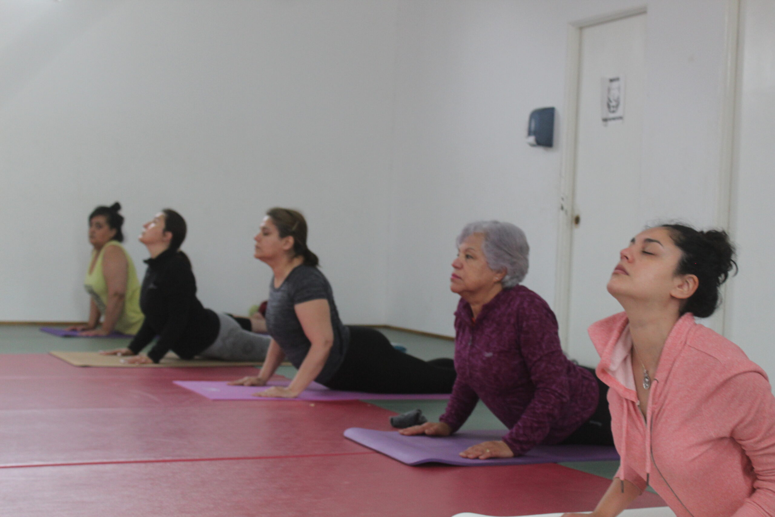 Mujeres de la conurbación practican yoga gracias a taller del IND.