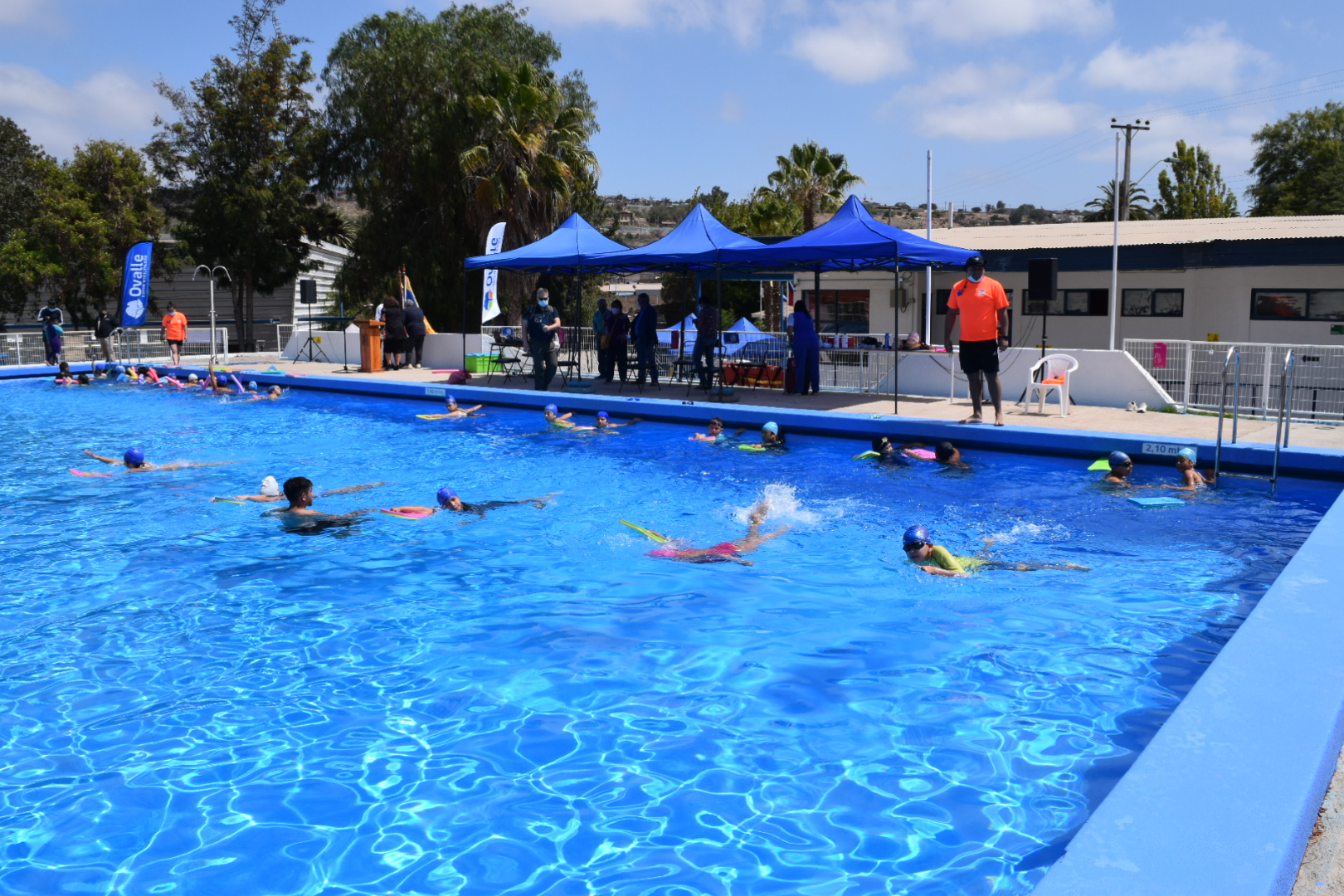 Se iniciaron los cursos de natación gratuitos en la Piscina Municipal de Ovalle