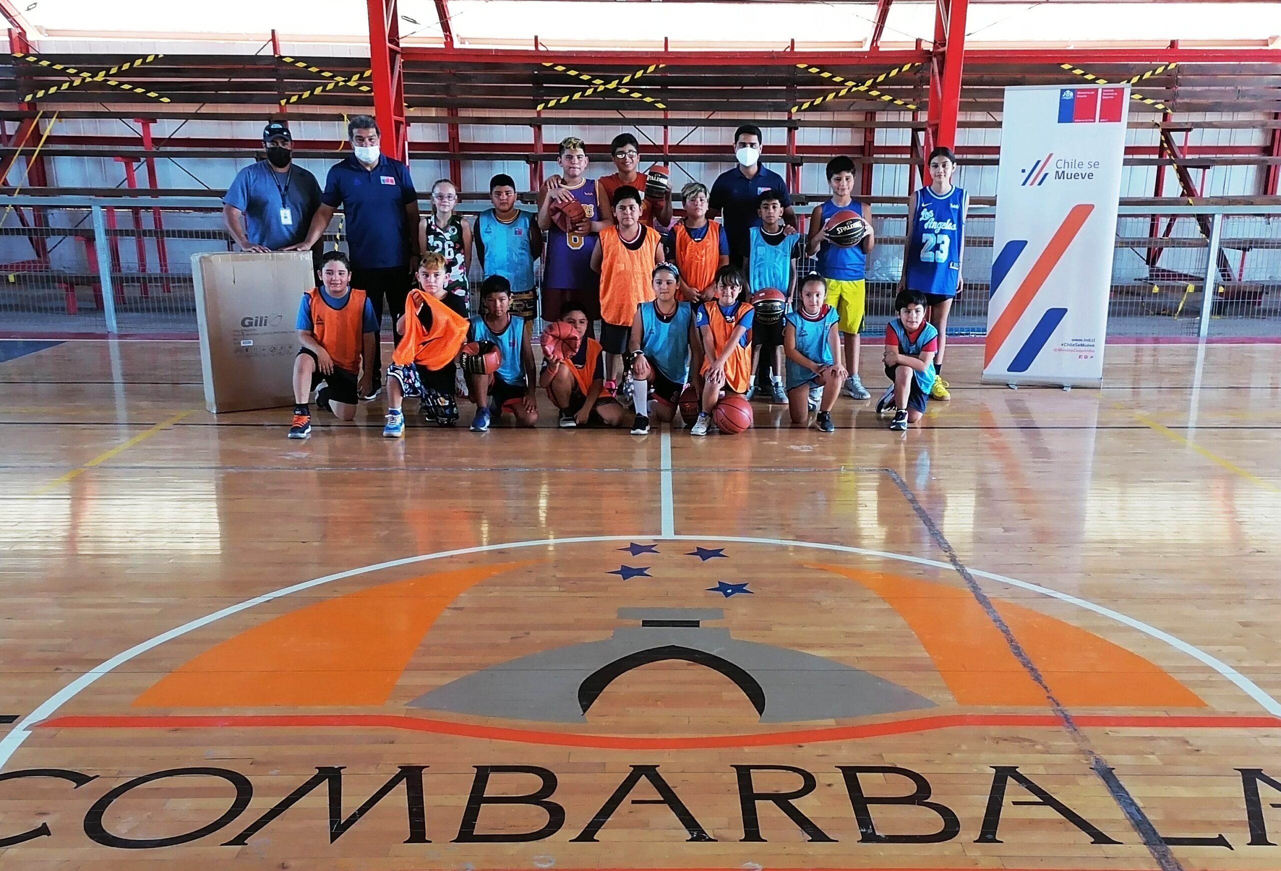 NIÑOS Y NIÑAS DE TELLER DE BASQUETBOL  EN COMBARBALA RECIBEN IMPLEMENTOS DEPORTIVOS.