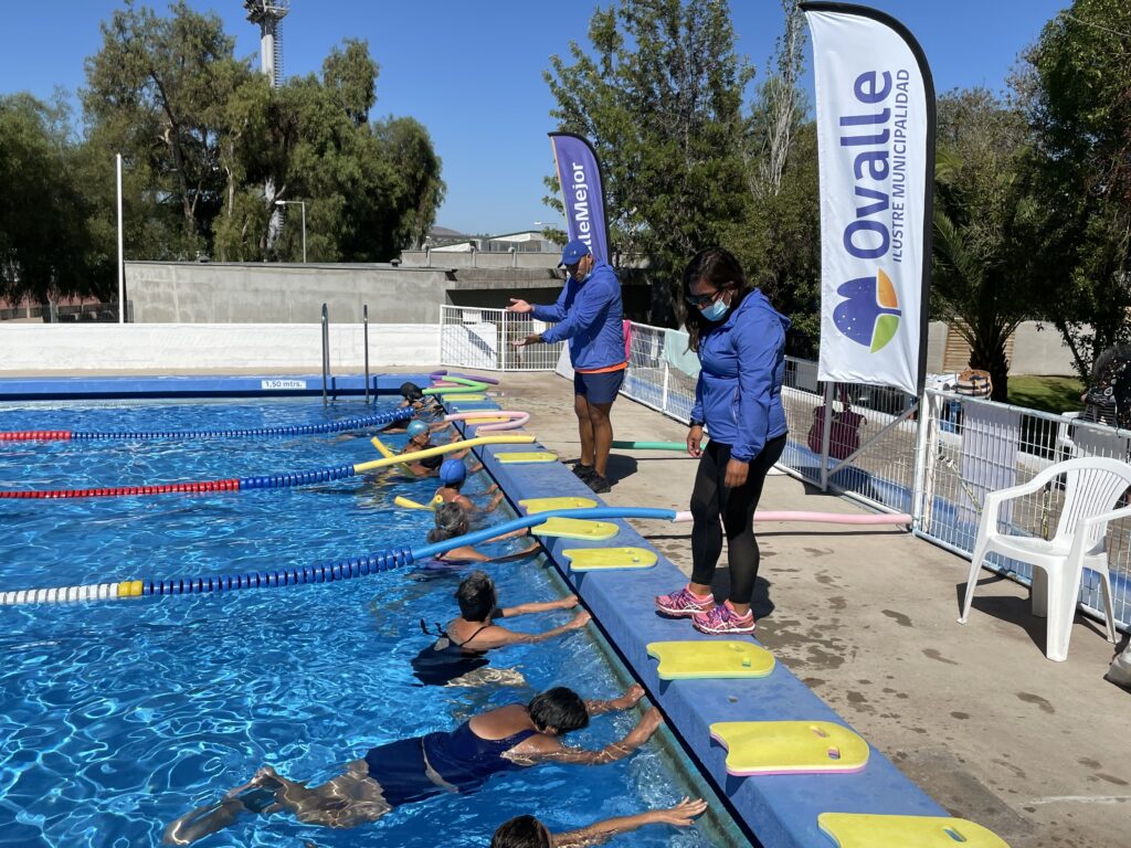 Más de 4 mil personas han participado en los cursos de natación gratuitos en Ovalle