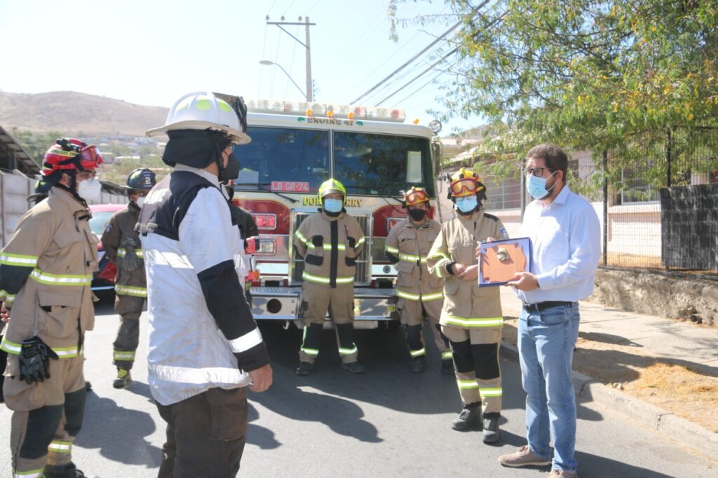 Bomberos de Illapel reconocen y galardonan la labor hecha por el Delegado Juan Pablo Gálvez