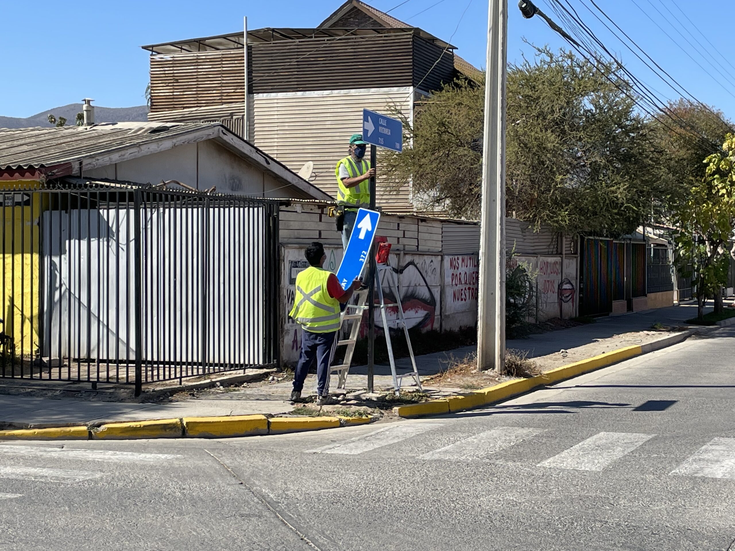 Instalan nueva señaléticas en calles y pasajes de Ovalle