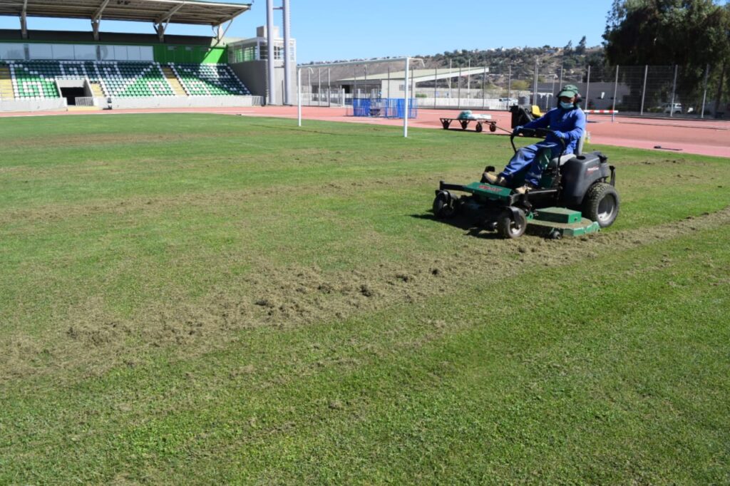 Se inició la resiembra de cancha del Estadio Municipal de Ovalle