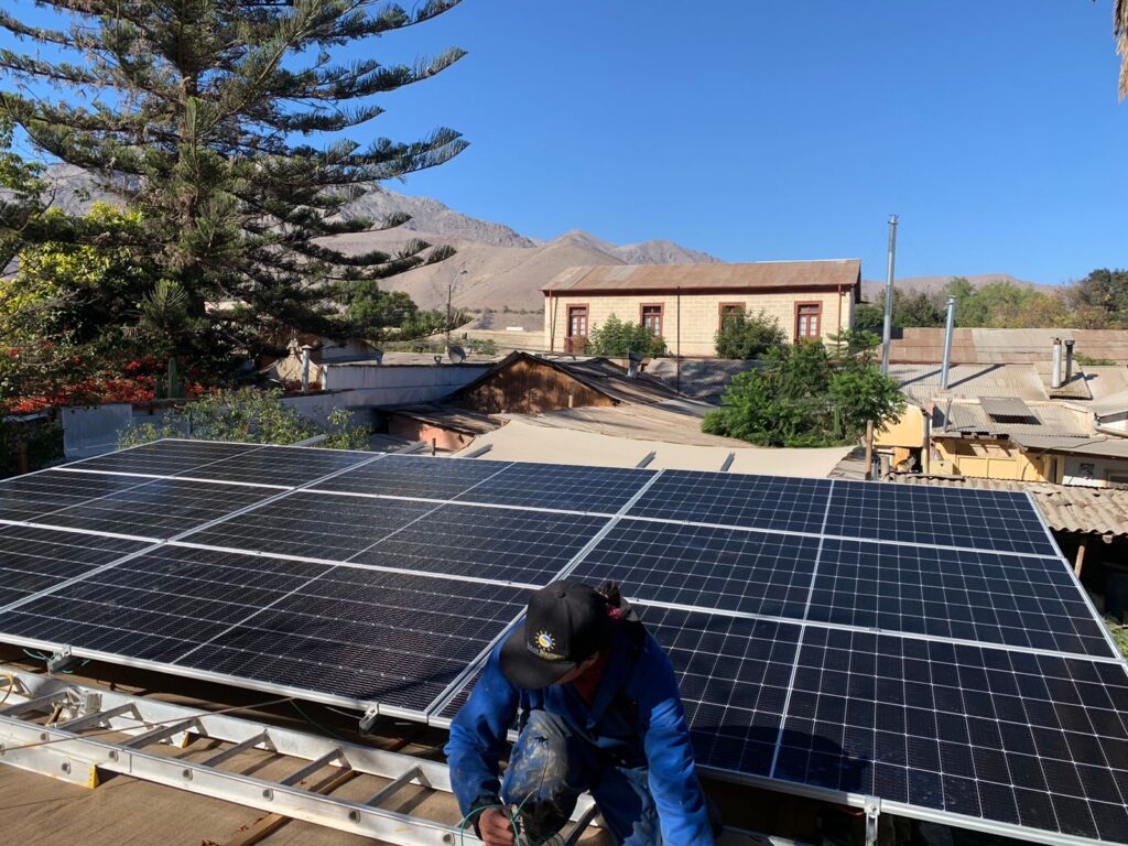 Restaurante de Vicuña reducirá su cuenta de luz a la mitad utilizando paneles fotovoltaicos