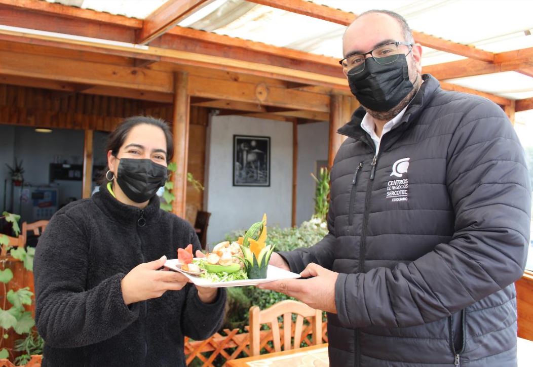 ¡Del bote a la cocina! Familia apuesta por la tradición gastronómica a pasos del mar en Peñuelas