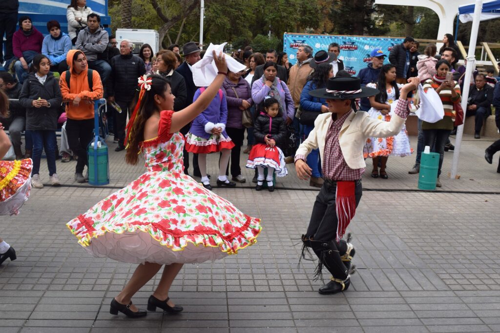 La cueca se tomará la plaza de armas de con los “Mil Pañuelos al Viento”