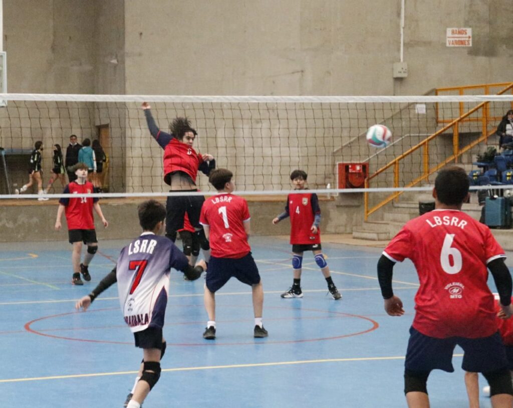 Colegio Sagrados Corazones y Colegio Gerónimo Rendic a la Final Nacional de Voleibol Escolar.