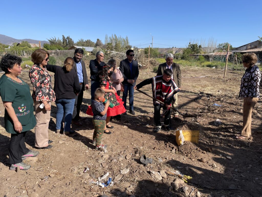 Colocan “Primera Piedra” de la futura sede social de la localidad de Limarí