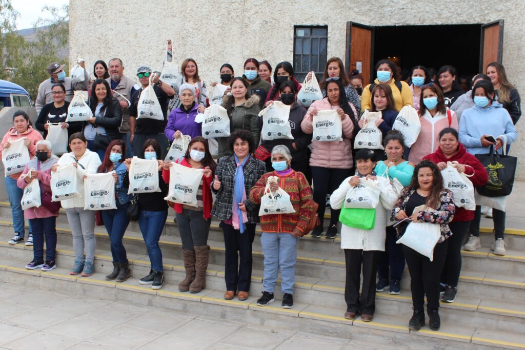 Familias de siete localidades de La Higuera se capacitan y reciben kits de ahorro de energía 