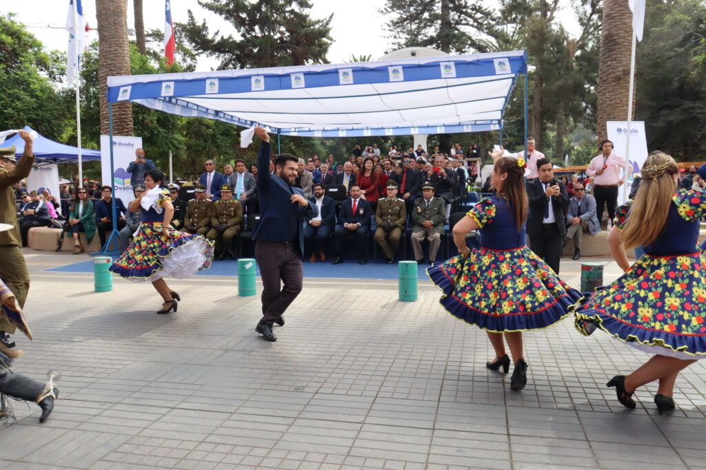 Con emotivo desfile y acto cívico Ovalle conmemoró 192 años de vida