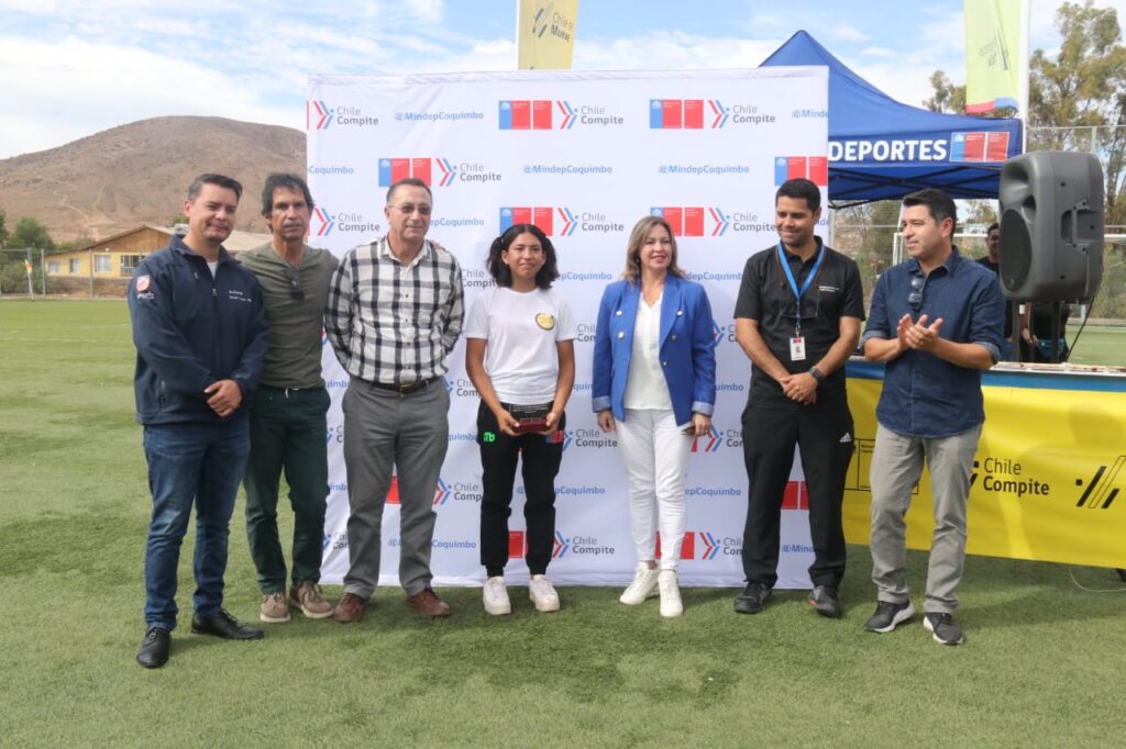 CON LA COMUNIDAD ESCOLAR DE ANDACOLLO SE CONMEMORÓ EL DÍA INTERNACIONAL  DEL DEPORTE.