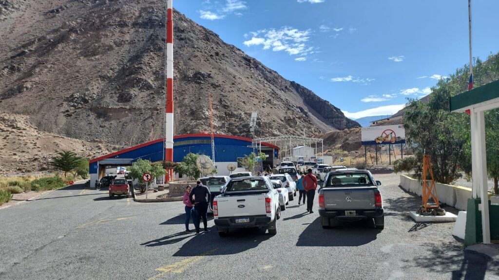 Cruces por Agua Negra superan las expectativas en Semana Santa: más de 1200 personas controladas