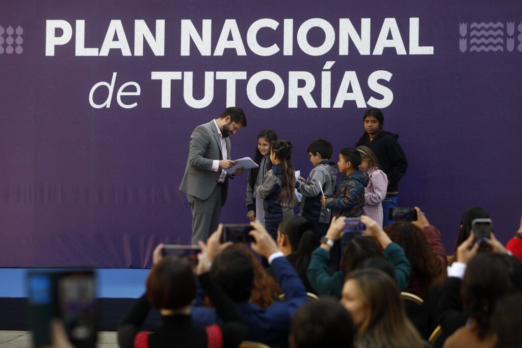 Plan Nacional de Tutorías: Gobierno lanza<br>convocatoria de 20 mil voluntarios para fortalecer<br>habilidades de lectura y escritura en escolares