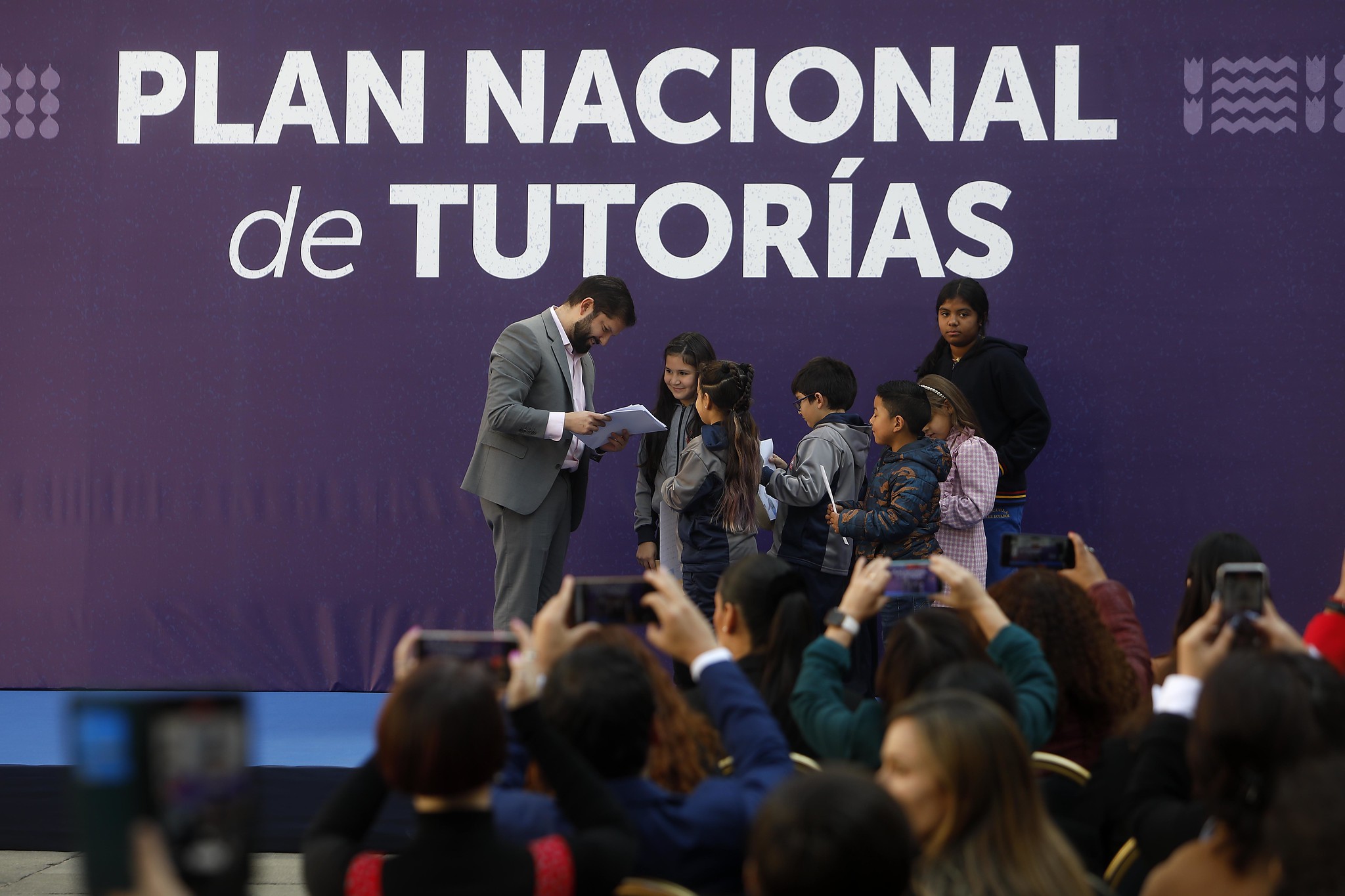 Plan Nacional de Tutorías: Gobierno lanza<br>convocatoria de 20 mil voluntarios para fortalecer<br>habilidades de lectura y escritura en escolares